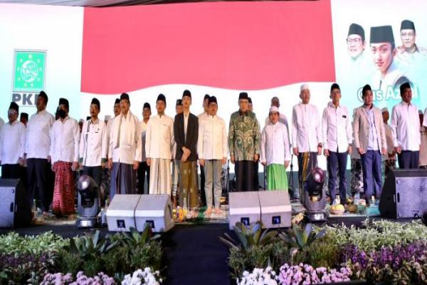 Ribuan Warga Padati Halaman Kantor PKB Sholawat Bersama Gus Azmi