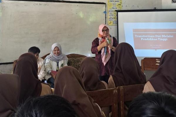 Dosen UIN Banten Pacu Semangat Remaja Desa Tempuh Perguruan Tinggi