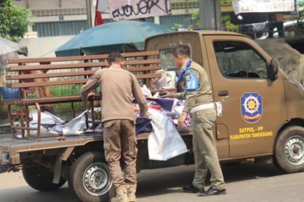 Satpol PP Kabupaten Tangerang Tertibkan APK di Area Puspemkab