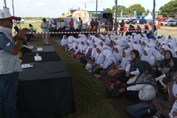 Ratusan Pelajar Antusias Nonton Pertandingan Cabor Terbang Layang PON XX Aceh-Sumut