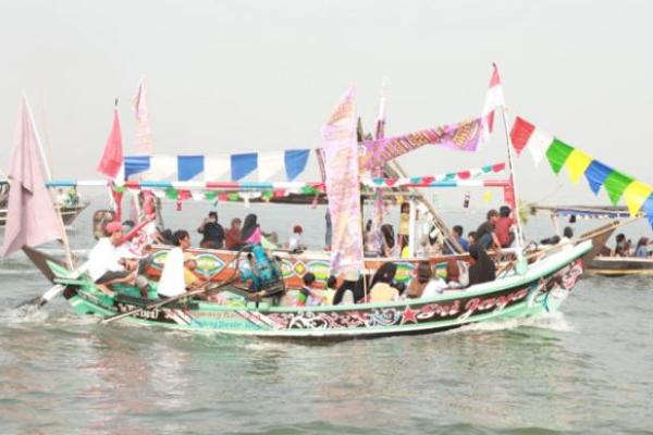 Sambut HUT Tangerang ke-392, Masyarakat Turut Meriahkan Larung Laut