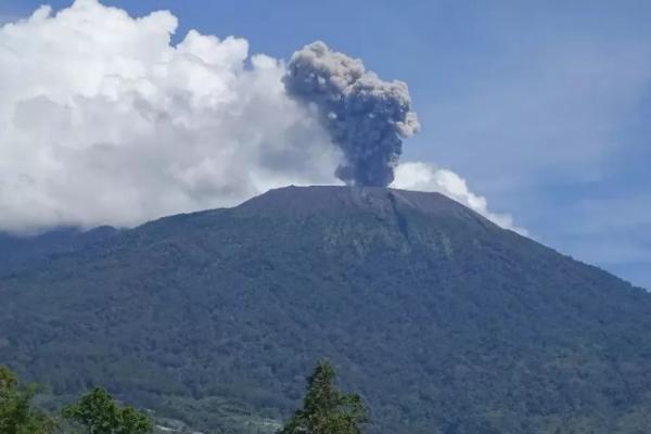 Aktivitas Gunung Marapi Sumatera Barat Terus Meningkat, Erupsi Hingga Tujuh Kali