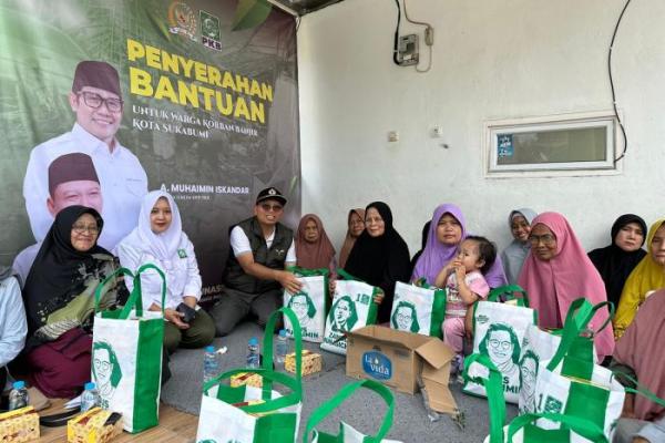 Politisi PKB Zainul Munasichin Salurkan Bantuan ke Warga Korban Banjir Sukabumi