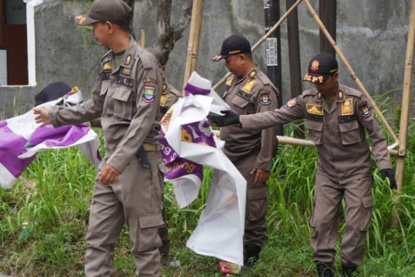 Masa Tenang, Satpol PP Kab Tangerang Tertibkan APK Calon Kepala Daerah