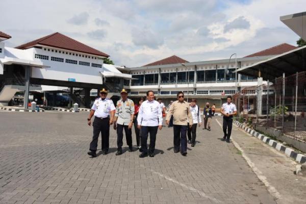 Wamenhub Suntana Tinjau Situasi Arus Mudik Nataru di Terminal Giwangan Yogyakarta