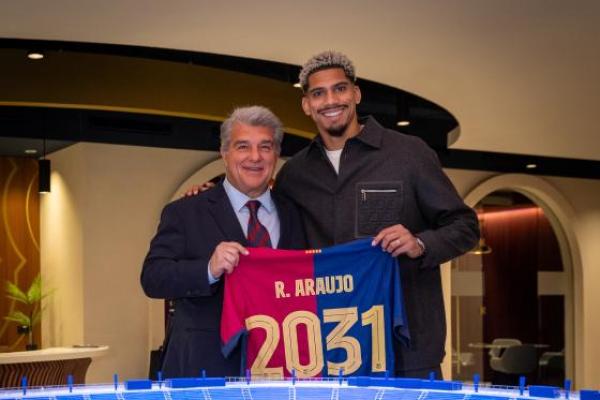 Ronald Araujo Resmi Bertahan di Barcelona Hingga 2031