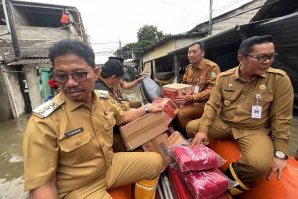 Wilayah Kelurahan Petir Banjir, Pemkot Tangerang Salurkan Bantuan Makanan dan Selimut