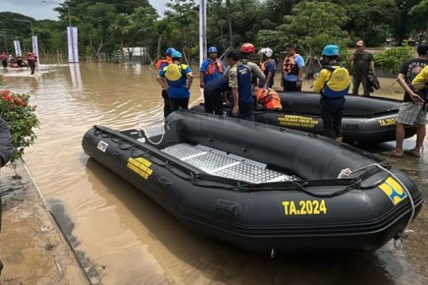 Kementerian PU Terjunkan Perahu Karet Evakuasi Warga Terdampak Banjir Bekasi