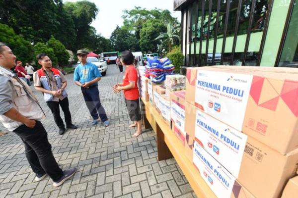 Pertamina Peduli Salurkan Bantuan ke Warga Terdampak Banjir di Jaksel