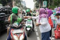 Perempuan Bangsa Berbagi Takjil, Ninik: Tumbuhkan Kesalehan Sosial