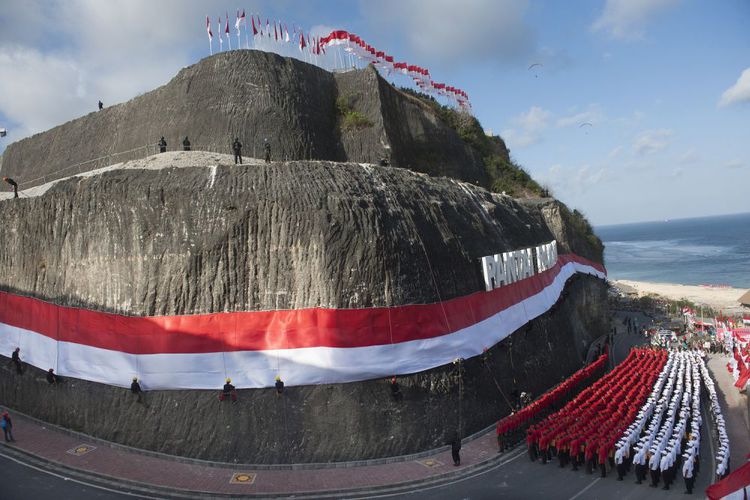 Hebat, Bendera Merah Putih di Tebing Pantai Pandawa Bali Cetak Rekor MURI